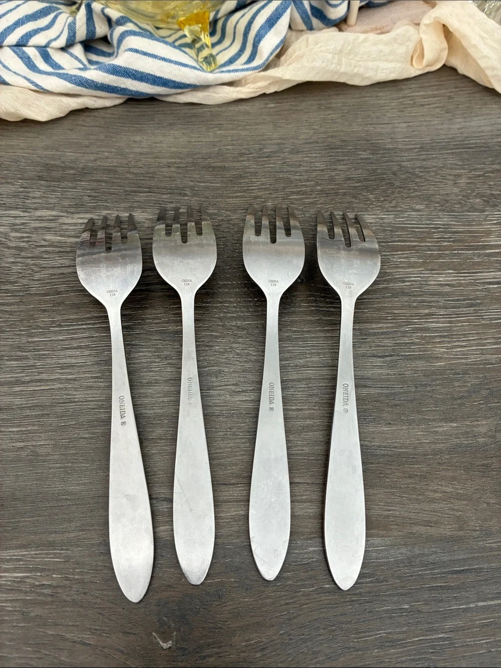 Oneida Flatware Stainless 47 pieces Sleek Satin Finish